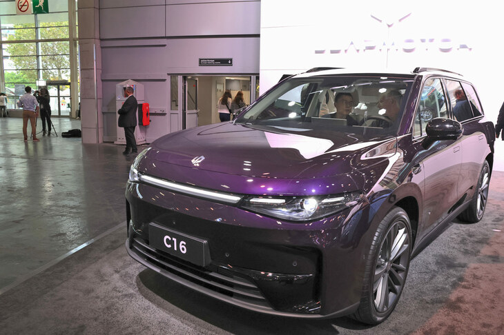 「C10」のストレッチ版で全長4.9m級の「C16」。当初、欧州には投入されないものの、参考出品されていた。