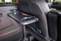 これも上位グレードの専用装備となる、助手席背面のピクニックテーブル。また助手席の背面には、全車共通でUSB Type-Aポートがひとつ備わっている。（写真：花村英典）