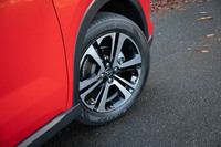 「G」と「プレミアム」に装備される切削加工の17インチアルミホイール。タイヤサイズは195/60R17で、試乗車にはダンロップの低燃費タイヤが装着されていた。