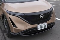 グリルのようなブラックのパネルには日本の伝統的な組子パターンを採用。日産独自の「Vモーショングリル」は白く発光するようになっている。