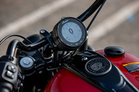 ルックスはクラシックだが機能・装備は現代的。4インチの液晶ディスプレイやBluetooth接続機能、ライディングモードセレクター、クルーズコントロール、キーレスイグニッションなどが採用されている。