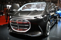 新型「Vクラス」の姿を示唆しているとおぼしき（？）、メルセデス・ベンツのコンセプトカー「ビジョンV」。フロントに大判小判をくっつけるのが、新世代メルセデスのトレンドとなるようだ。