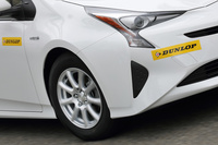 「トヨタ・プリウス」に装着された「エナセーブEC204」。「EC203」よりロングライフ性能や乗り心地、操縦安定性、静粛性の改善が図られている。