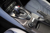 今回の改良では、「R」モード選択時のシフトスケジュールを変更。コーナー進入時に積極的に低いギアを選ぶよう、設定を見直した。