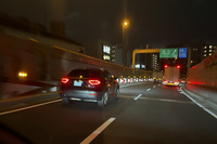 辰巳PAからの帰路、首都高9号線の上りで左車線から「アバルト500e」をぶち抜いていった「マセラティ・レヴァンテ」。このあとレヴァンテに、「マークX」の覆面パトが襲いかかる。