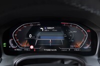 メーターパネルは12.3インチの液晶タイプ。最新のBMW車に共通の表示レイアウトで、指針が左回りのタコメーターが特徴。