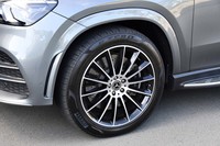 14本のスポークで構成される21インチアルミホイール。試乗車には「ピレリPゼロ」タイヤが組み合わされていた。