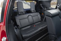 新型ではプラグインハイブリッドで3列目シートが選べるようになったのがトピックだ（「P」では全車が3列）。広くはないがいざというときに使えるという安心感がある。