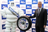 「ミシュラン・プライマシー4」と日本ミシュランタイヤのポール・ペリニオ社長（右）。