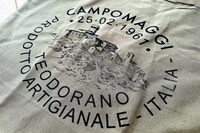 エンブレムの日付と地名は、創設者の誕生日と出身地である。