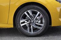 「SOHO」と呼ばれる「208アリュール」に標準装備される16インチアルミホイール。今回の試乗車には195/55R16サイズの「ミシュラン・プライマシー4」タイヤが組み合わされていた。