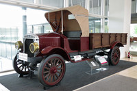 日野自動車の博物館「日野オートプラザ」に展示される「TGE-A型」。日本初の国産・量産トラックである。