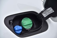 排ガスは、酸化触媒やディーゼルパティキュレートフィルター、尿素SCRシステムにより浄化される。写真で青いキャップが付いているのはAdBlue（尿素水溶液）の補給口で、給油口（緑キャップ）のそばにレイアウトされている。