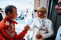 2年連続、5回目の戴冠まであと一歩まで迫ったメルセデスのハミルトン（写真右）は、得意のアメリカGPで3年連続となるポールポジションを獲得するも、レースではライコネンとフェルスタッペンに次ぐ3位。タイトル獲得は次戦以降におあずけとなった。予選、決勝を通じ、メルセデスは過去数戦で見られたマシンのアドバンテージを失い、再びフェラーリに肩を並べられた格好。それでもハミルトンは、ベッテルに対し70点のギャップを保っており、圧倒的有利であることに違いはない。レース後、ライコネン（同左）の勝利をたたえ、自軍の負けを認めていた。（Photo=Mercedes）