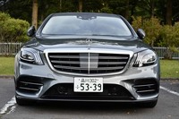 従来型よりもダイナミックさを増したフロントマスク。ヘッドランプの内部に通された、3本の光ファイバーが特徴的。