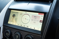 センターディスプレイにはカーナビゲーションだけでなく、Gメーターやラップタイマーなども表示できる。