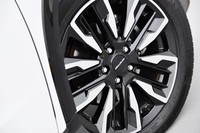 「ヴェゼル モデューロX」の専用アルミホイール。凝ったデザインが目を引くが、裏面に肉抜き加工を施すなど、性能へのこだわりも強い。