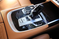 トランスミッションは8段のトルコン式ATを採用。シフトセレクター基部の電池アイコンが描かれたスイッチを押すと、エンジンを使って積極的に蓄電する「チャージモード」に入る。