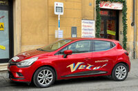 「ルノー・クリオ」もイタリアにおける教習車の定番である。シエナ旧市街で2023年。