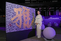 先代「マカン」のオーナーである書家／アーティストの岡西佑奈氏による書道のライブパフォーマンスも行われ、完成した書作品『雅-electric-』が披露された。