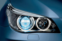 一時は高級車用のヘッドライトとして持てはやされたディスチャージヘッドライトだが、現在はより耐久性や省電力性に優れ、デザインや照射範囲の自由度が高いLEDに取って代わられている。