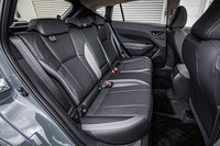 後席のスペースは、従来型「XV」よりもショルダールームが－7ｍｍ、ヘッドルームが－11mmと、若干縮小している。60：40の分割可倒機構を内蔵したバックレストと、センターコンソール後方下部のUSBソケット（タイプAが1口、タイプCが1口の計2口）が全車に標準装備されている。