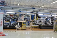 
	「人間のニーズに基づいた、働きやすい組み立てライン」がカッシーノ工場のモットー。各部門のマシンは、作業員の体形・体格に合わせてカスタマイズできるようになっている。
	