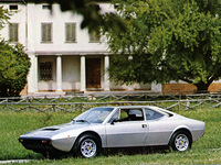 1973年「ディーノ308GT4」。新開発のV8エンジンの市場初投入にあたり、フェラーリはそのスタイリングをベルトーネに委ね、ガンディーニが2＋2クーペを描いた。（Ferrari）