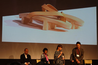 サポートメンバーとして参加したアーティストの清川あさみさんは、香川県代表の村上モリローさん制作の桐下駄（きりげた）を「履いてみたい」と評価。