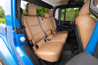 後席も、エアコンの吹き出し口にUSB／USB Type-Cポート、115Vのアクセサリー電源と、快適装備は充実。6：4の分割可倒機構付きで、シートの後方にはチャイルドシートアンカーと2つの収納ポケットが備わる。