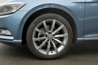 「パサートTDIハイライン」には10スポークデザインの18インチアルミホイールが標準装備となる。タイヤサイズは235/45R18で、試乗車はコンチネンタルの「コンチスポーツコンタクト5」が装着されていた。