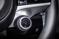 ステアリングスポーク右下にドライビングモード切り替えスイッチを配置。電子制御式ダンパーを装着する標準仕様車は「COMFORT」「GT」そして「SPORT」の3つからドライブモードを選択できる。