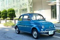 こちらは嶋田が“どこにでもコレで行く”をコンセプトとした連載記事のために、チンクエチェント博物館から長期で預かっている1970年式「フィアット500L」。1カ月に3回レッカーのお世話になったことも。現在は好調。