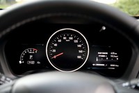 メーターパネルは標準車の「ヴェゼル」と共通。ガソリン車（写真）とハイブリッド車とでデザインは異なる。