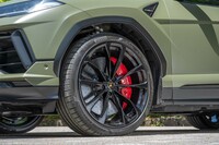 タイヤ＆ホイールは21インチがスタンダードで、試乗車の23インチはオプション（22インチもある）。タイヤ銘柄はピレリの「Pゼロ」で、22インチの場合は「Pゼロ コルサ」も選べる。