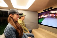 「SC-1」の車内には運転席はなく、目の前の大型ディスプレイに車両の前後左右映像が映し出される。そこに別の映像を重ねる「Mixed Reality」と呼ばれる映像世界を体験できる。