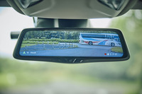 3列シートを持つ「ジープ・コマンダー」では、車外の広い後方視界が得られるデジタルルームミラーが威力を発揮する。夜間や雨天の安心感も確実に増すアイテムだ。