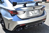 リアバンパーの下に見えるチタン製のエキゾーストテールパイプは、ステンレス製のものに比べ、一台分で7kg軽く仕上がっている。