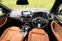 運転席側に向けられたセンターコンソールをはじめ、ドライバーオリエンテッドなデザインが採用された「X3 M40d」のインテリア。日本仕様車のハンドル位置は右のみとなる。