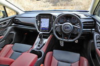 ダッシュボードは、上面が低くフラットな形状。Aピラーまわりの死角の少なさと相まって、広々とした視界を提供してくれる。