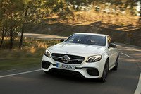 動力性能は0-100km/h加速が3.4秒で、最高速は250km/h（速度リミッター作動）。