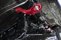 リアサスペンションの取り付け部には「NX350“Fスポーツ”」専用にスティフナーが追加されている。