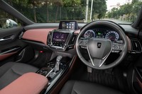 ダッシュボード中央に設けられた上下2段の液晶スクリーンが目を引くインテリア。センターアームレストなどに赤を採用しているが、トーンは抑えられている。