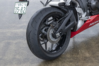 スイングアームは全体の剛性バランスを見直しつつ、従来モデルから150gの軽量化を実現。バネ下重量の低減による、運動性能の向上に寄与している。