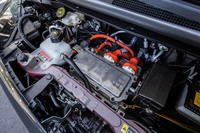 フロントボンネット下に収まる駆動用モーター。最高出力は軽の自主規制値に合わせた64PSだが、最大トルクは2リッターガソリンエンジン級の195N・mを発生する。