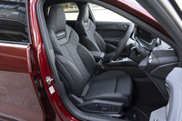 もともとスポーツシートが標準装備のところ、この試乗車は「Sスポーツシート」と呼ばれる、より立派な装備をオプション（パッケージに含まれる）装着している。