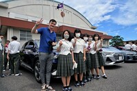 屋久島高校の生徒らとマティアス・シェーパース氏。