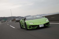 「ウラカンEVOスパイダー」の乾燥重量は、クローズドボディーの「ウラカンEVO」比でおよそ120kg増しの1542kg。前後の重量配分は43：57となっている。