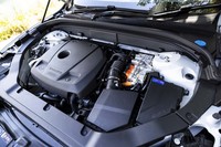 ターボとスーパーチャージャーで過給されるエンジンを、さらにモーターがサポートするという、複雑な機構のパワーユニット。リア駆動用のモーターも搭載されている。