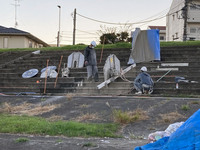 移設のため、状態のいい部分の観客席を切り出しているところ。